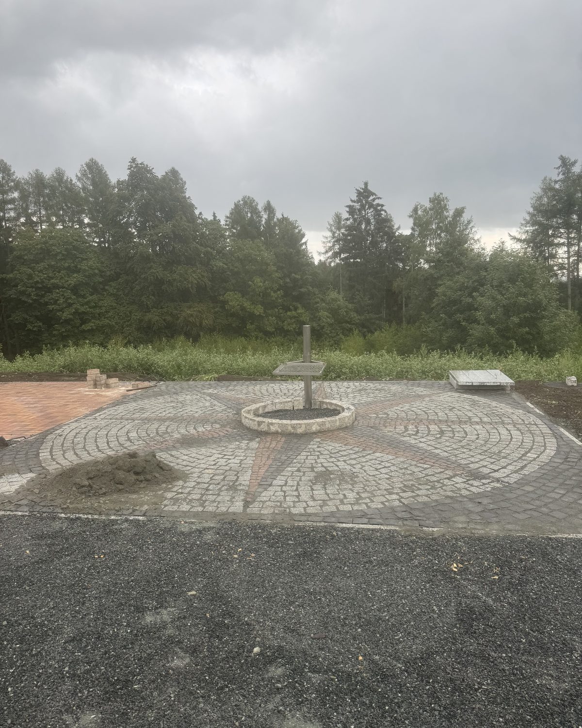 Fertig gepflasterte Rosette aus Natursteinpflaster in einer neu angelegten Außenanlage