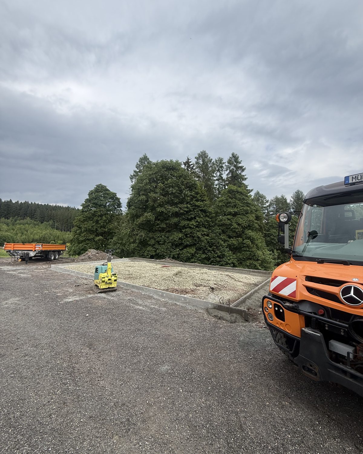Unimog von NaturBalance im Einsatz auf einem Schotterplatz